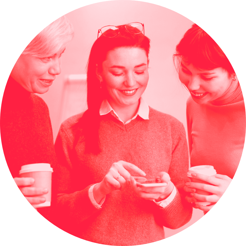 Amigas mirando el móvil de una de ellas