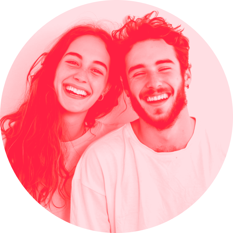 Pareja de amigos sonriendo