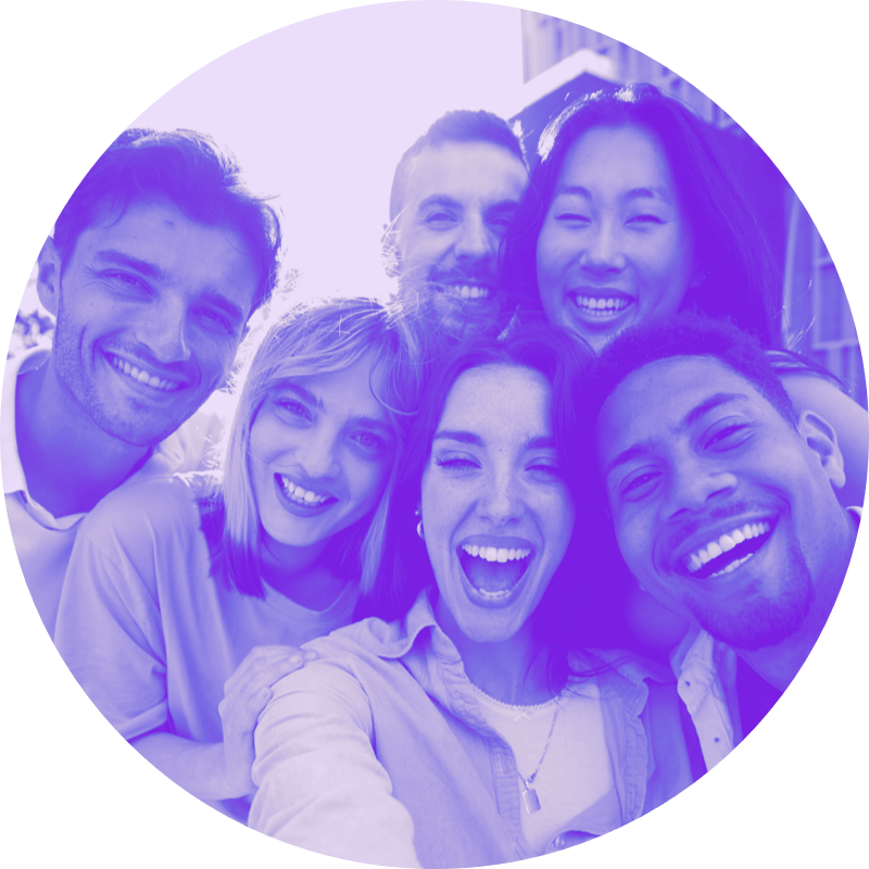 Seis amigos haciéndose un selfie