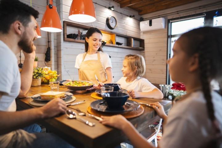 Familia comiendo en la cocina